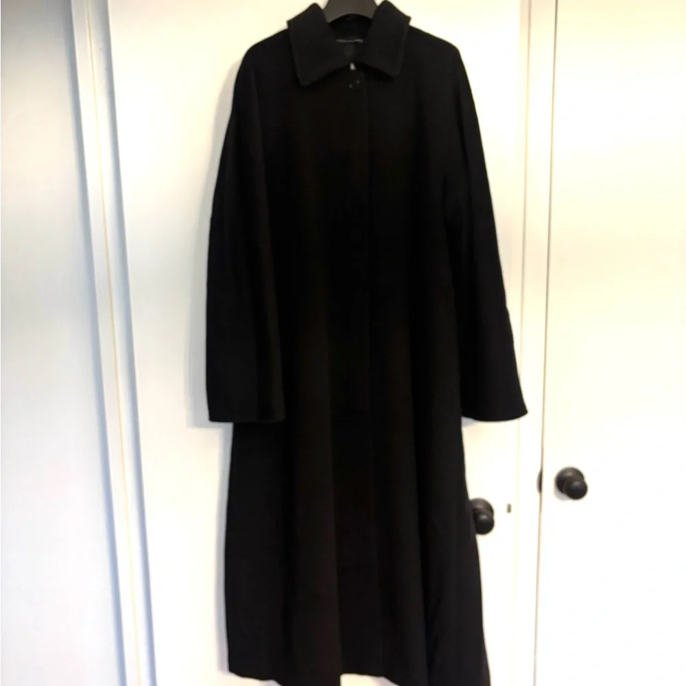 MaxMara Classic Black Coat - Picture 2 of 6